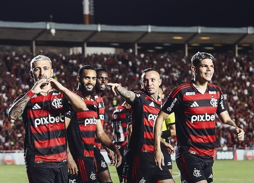 Arrascaeta, Juninho, Evertton Araújo, Cebolinha e Ayrton Lucas comemoram gol do Flamengo sobre a Portuguesa