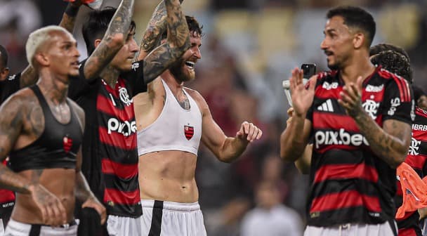 Wesley, Pulgar, Léo Pereira e Danilo comemoram a vitória do Flamengo sobre o Vasco ao fim da partida