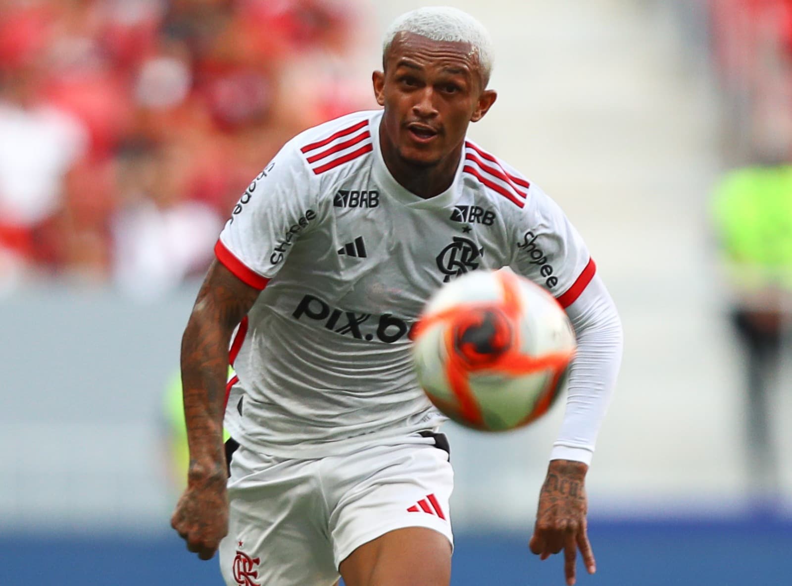 Wesley corre atrás da bola em jogo do Flamengo