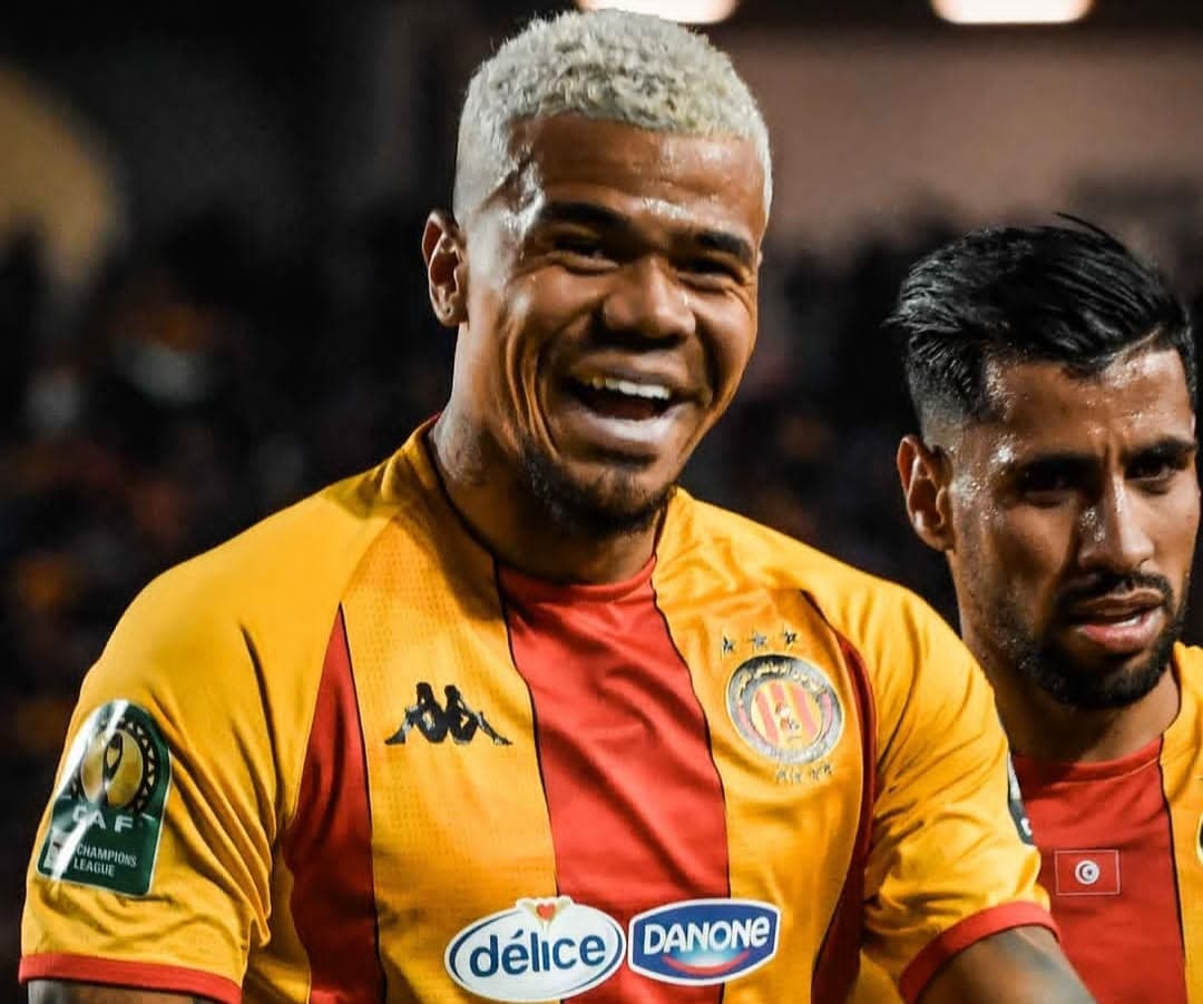 Yan Sasse sorri em jogo do Espérance