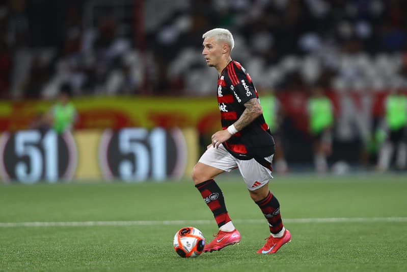 Varela carrega bola durante Vasco 0x1 Flamengo