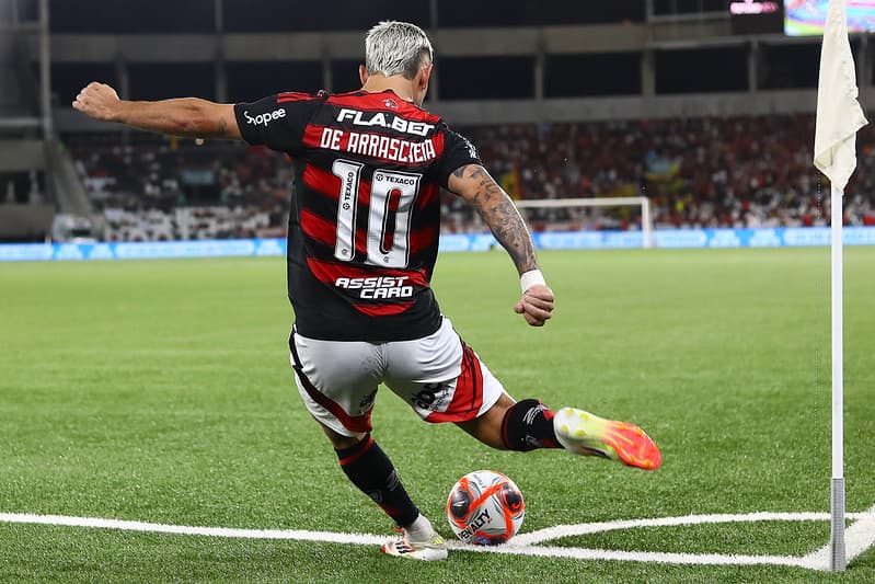 Arrascaeta bate escanteio com a camisa 10 do Flamengo