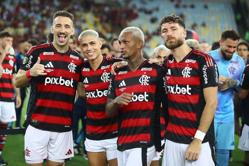Léo Ortiz, Luiz Araújo, Wesley e Léo Pereira comemoram conquista do Campeonato Carioca