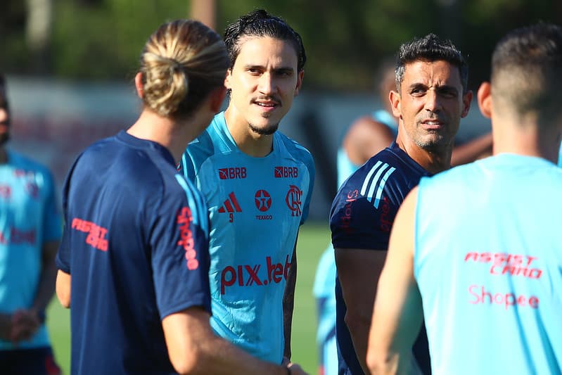 Pedro durante treino do Flamengo em conversa com o técnico Filipe Luís