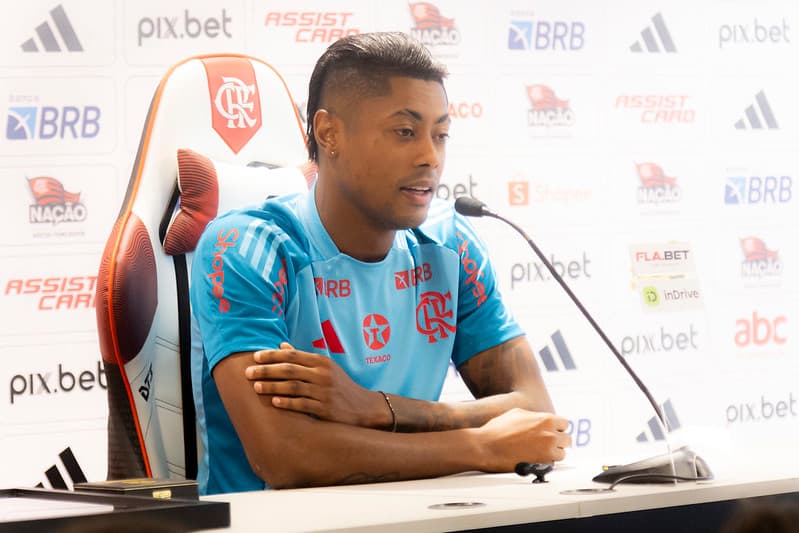 Bruno Henrique na sala de coletiva do Flamengo