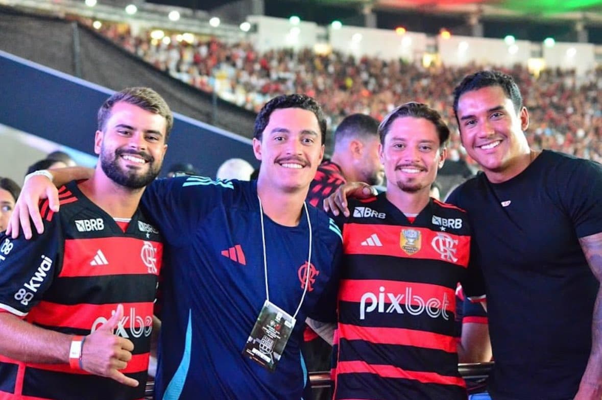 adryan com a camisa do flamengo no maracanã