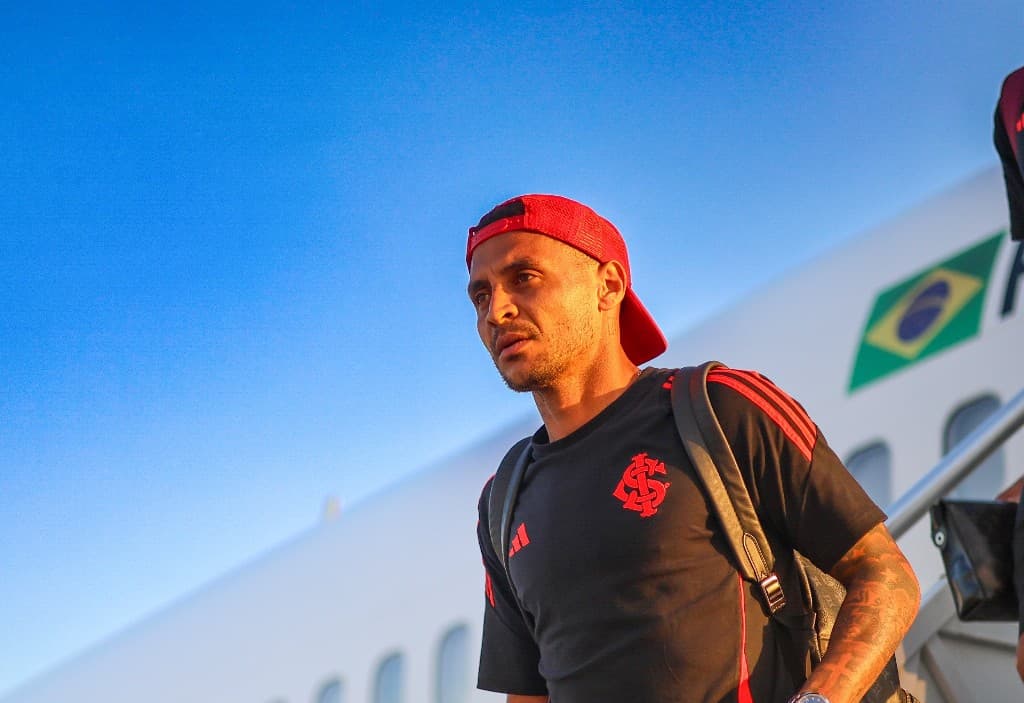 Alan Patrick desembarcando de avião