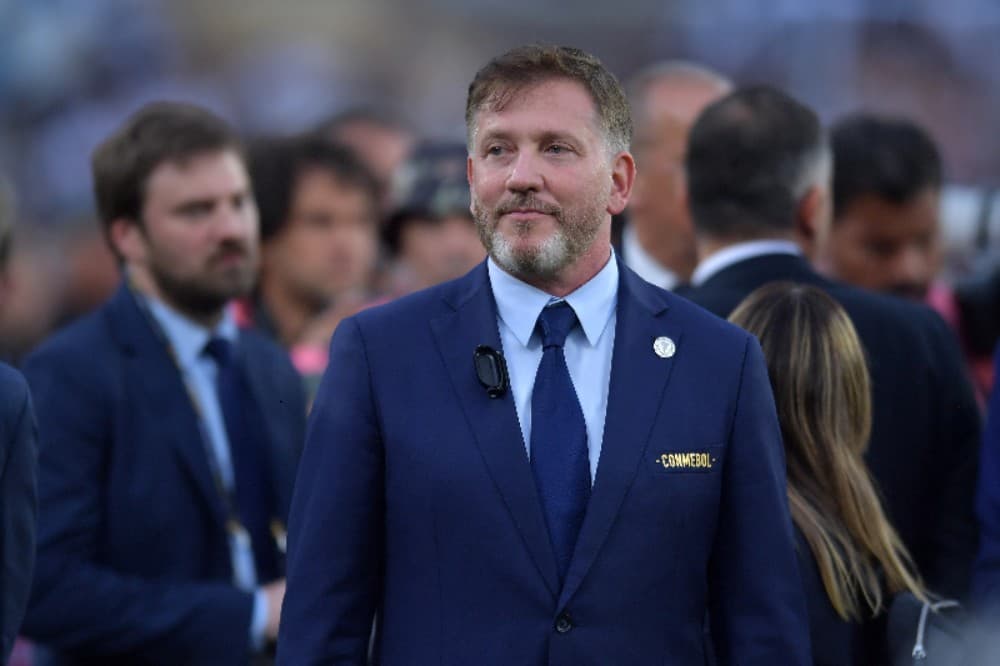 O presidente da CONMEBOL Alejandro Dominguez observa a vitória do Botafogo após a final da Copa CONMEBOL Libertadores 2024 entre Atlético Mineiro e Botafogo no Estádio Más Monumental Antonio Vespucio Liberti em 30 de novembro de 2024 em Buenos Aires