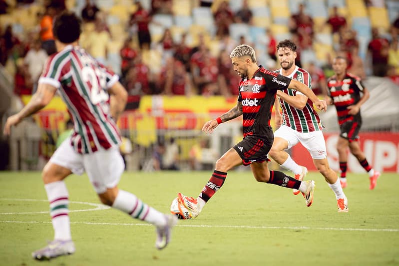 Arrascaeta finaliza de fora da área em Fluminense x Flamengo