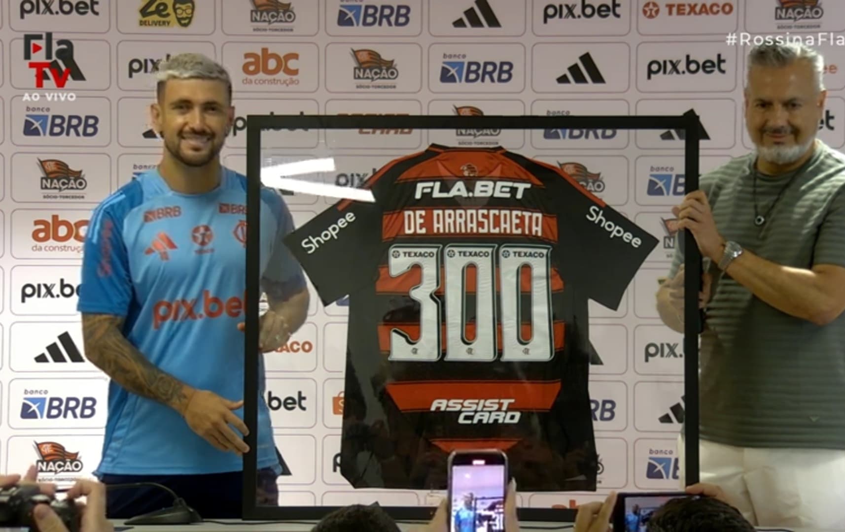 Arrascaeta recebe camisa comemorativa