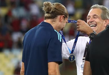 Bap entrega medalha da Taça Guanabara para Filipe Luís