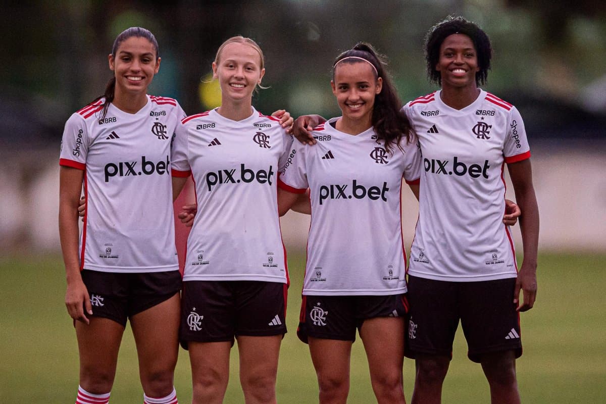 Da esquerda para a direita estão enfileiradas, Sofia, Ana Papel, Anna Luíza e Larrisa, as meninas estão sorrindo e com o Manto Rubro-Negro