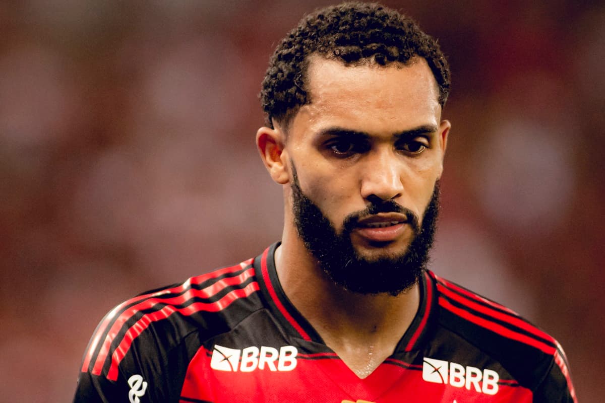 Juninho olha para baixo durante jogo contra o Internacional