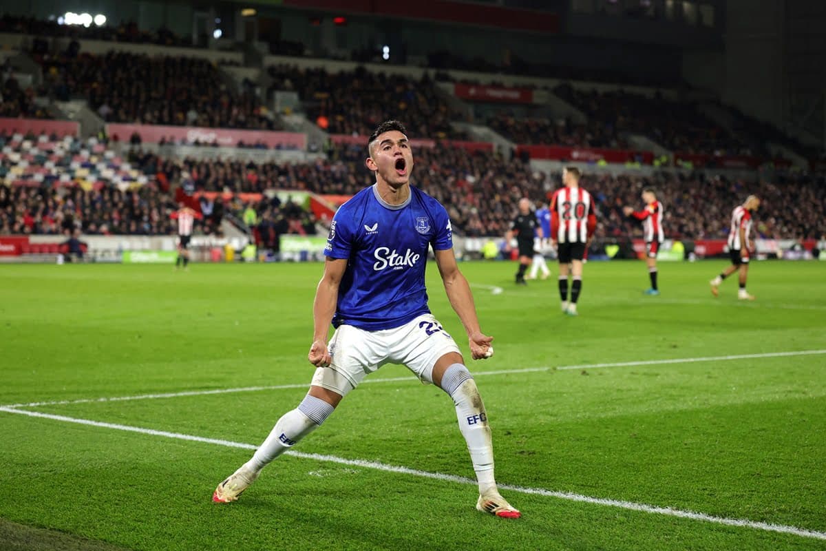 Alcaraz comemora gol pelo Everton contra o Brentford