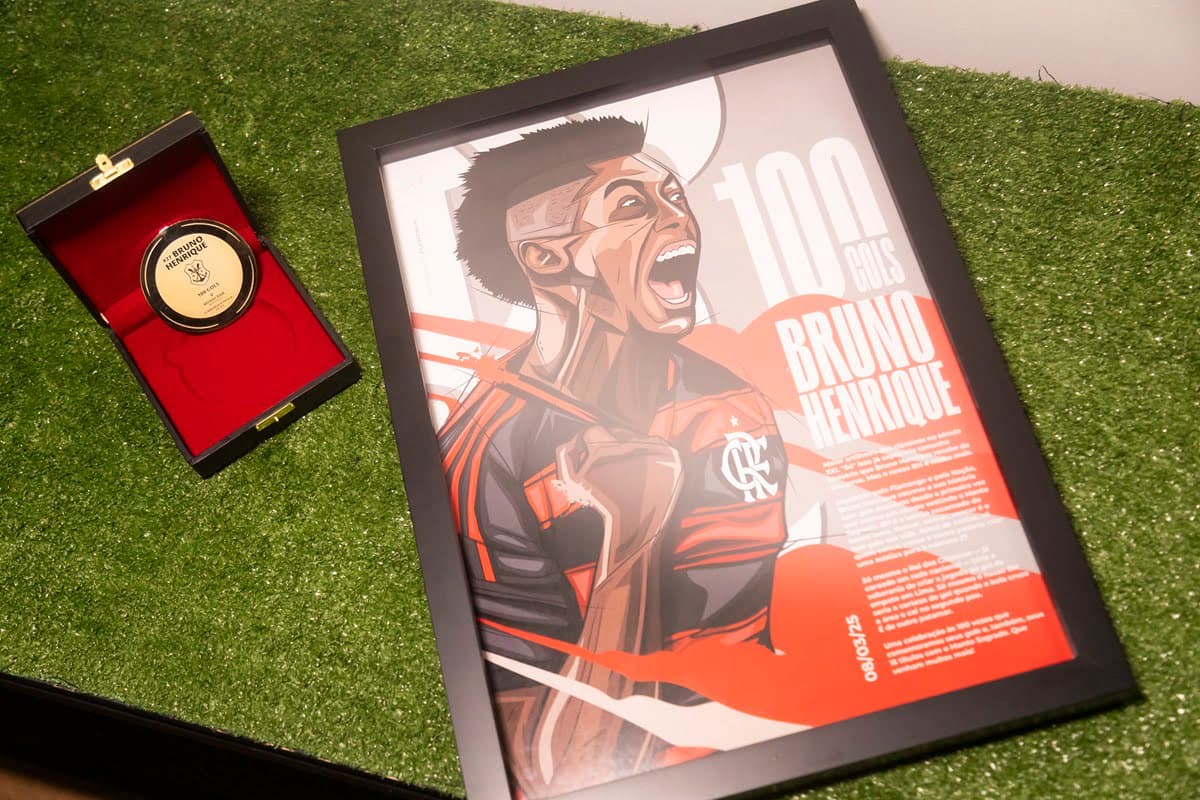 Imagem mostra medalha e placa recebidos por Bruno Henrique em homenagem