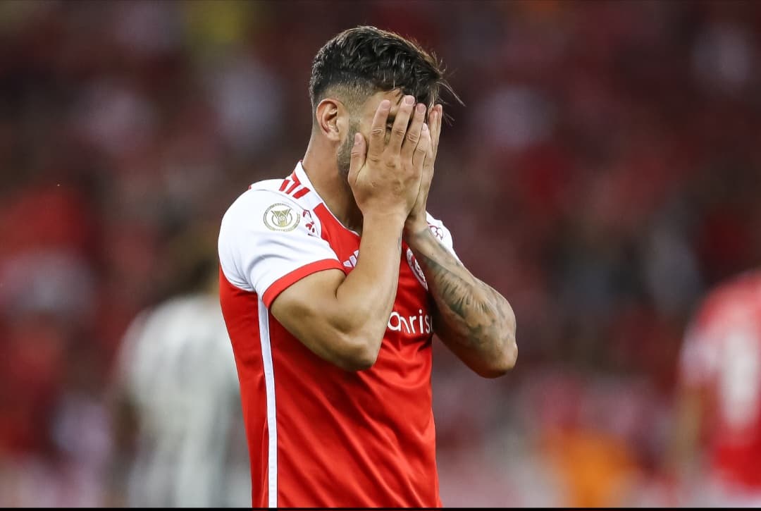 Bruno Tabata leva mãos ao rosto em jogo do Inter