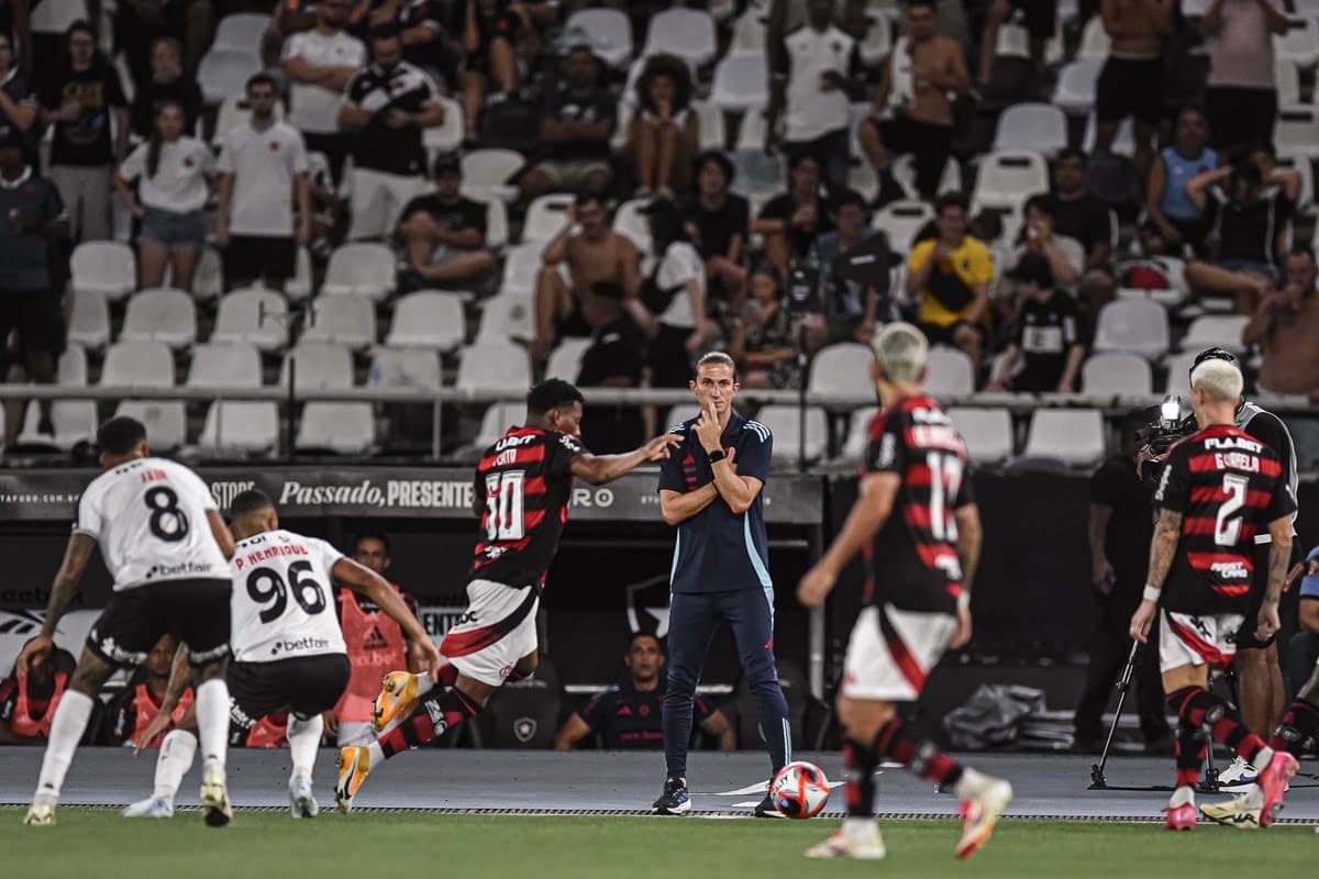Filipe Luís observa jogo entre Vasco e Flamengo, no Engenhão