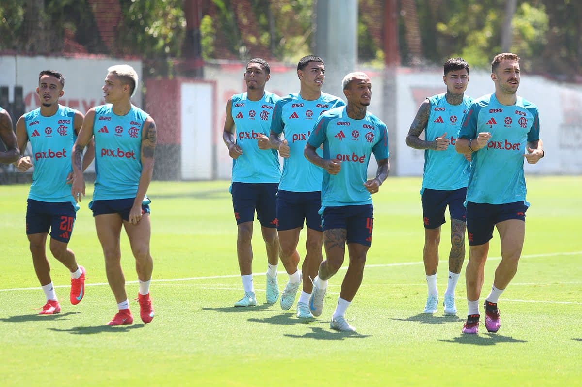 Jogadores do Flamengo participam de treinamento no Ninho do Urubu