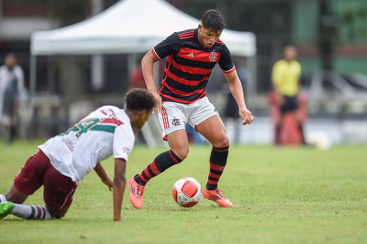 Jogador do Flamengo disputa bola com rival do Fluminense em 2024
