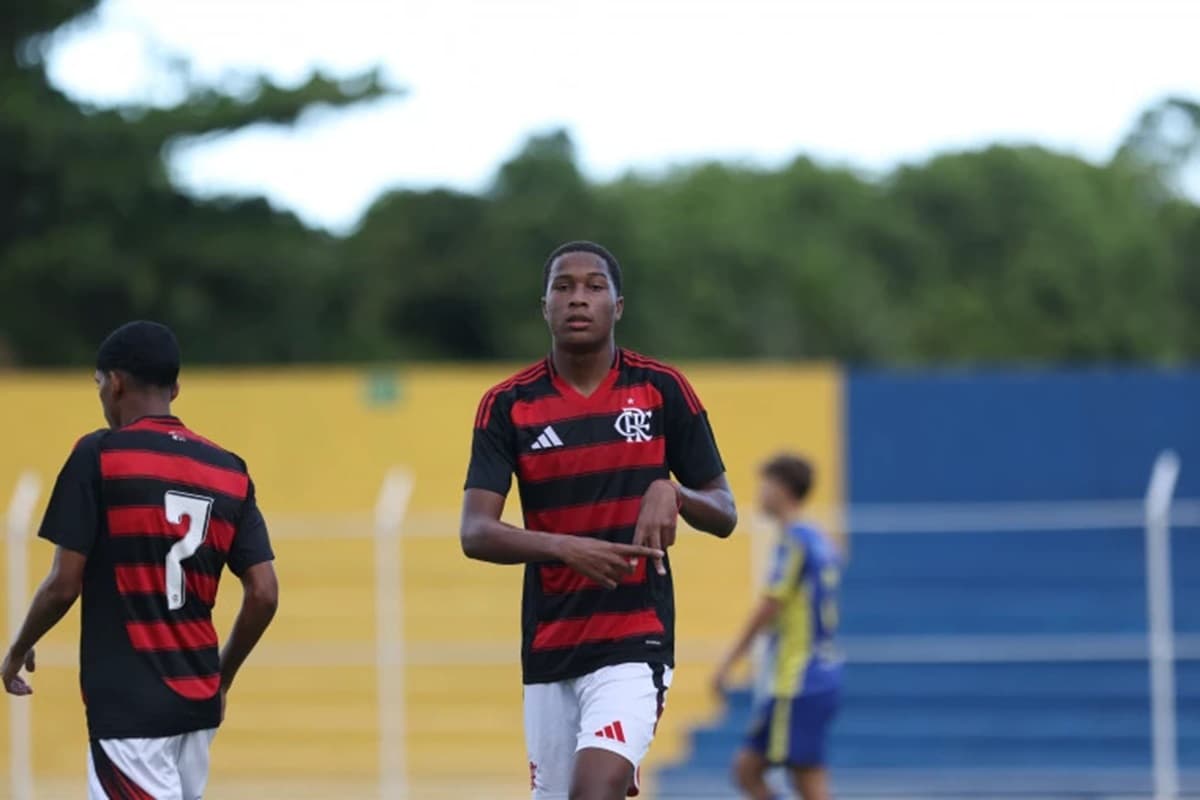 Jogadores do Flamengo comemoram gol no Carioca Sub-15