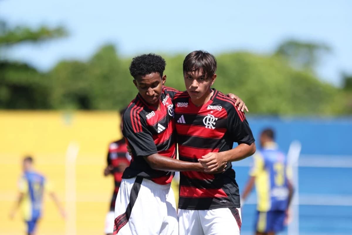 Jogadores do Flamengo comemoram gol no Carioca Sub-17