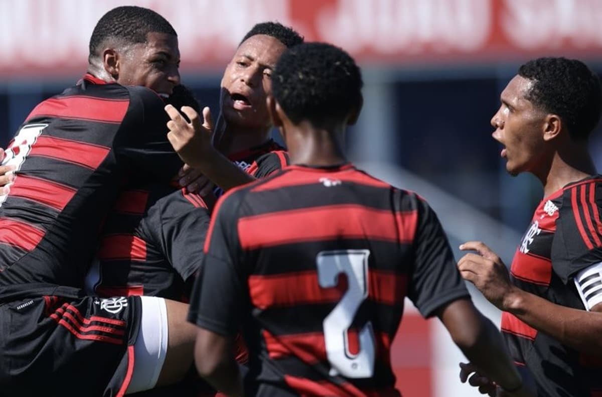 Equipe do Flamengo comemora gol contra o Maricá no Carioca Sub-17