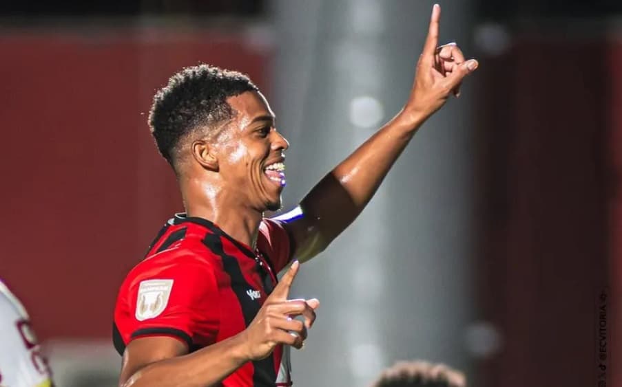 carlinhos ex-flamengo comemora gol pelo vitória