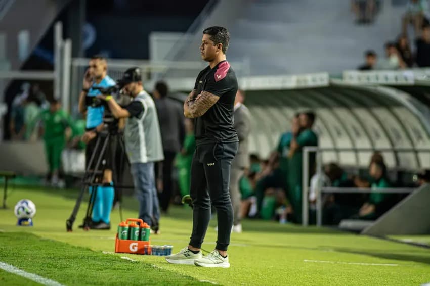 Thiago Carpini à beira do campo em Juventude x Vitória