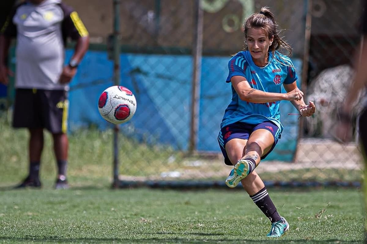A lateral Chai chuta a bola durante o treinamento, ela está usando o novo Manto Azul de treinos