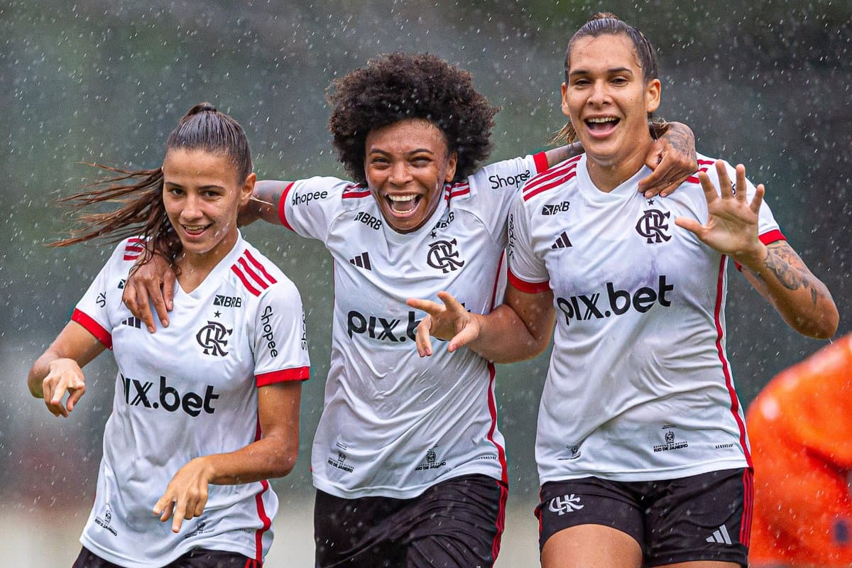 Mariana, Valéria e Vitória comemorando um gol na Copa Rio, as três atletas estão sorrindo e olhando para a câmera