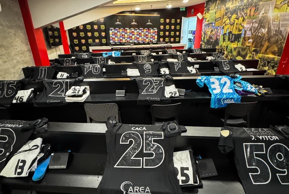 Por conta das fortes chuvas na cidade de Guayaquil, o vestiário de visitantes ficou alagado e o Corinthians usa a sala de imprensa provisoriamente