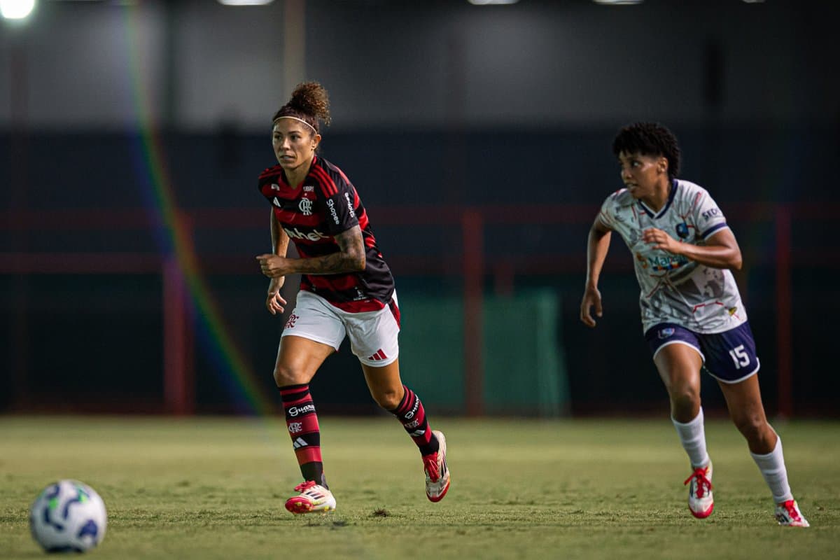 Cristiane conduz a bola e atleta do 3B da Amazônia corre atrás dela