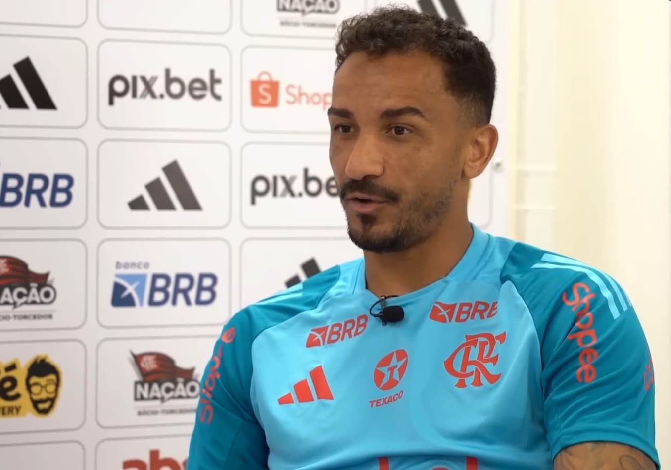 Danilo em entrevista nas dependências do Ninho do Urubu