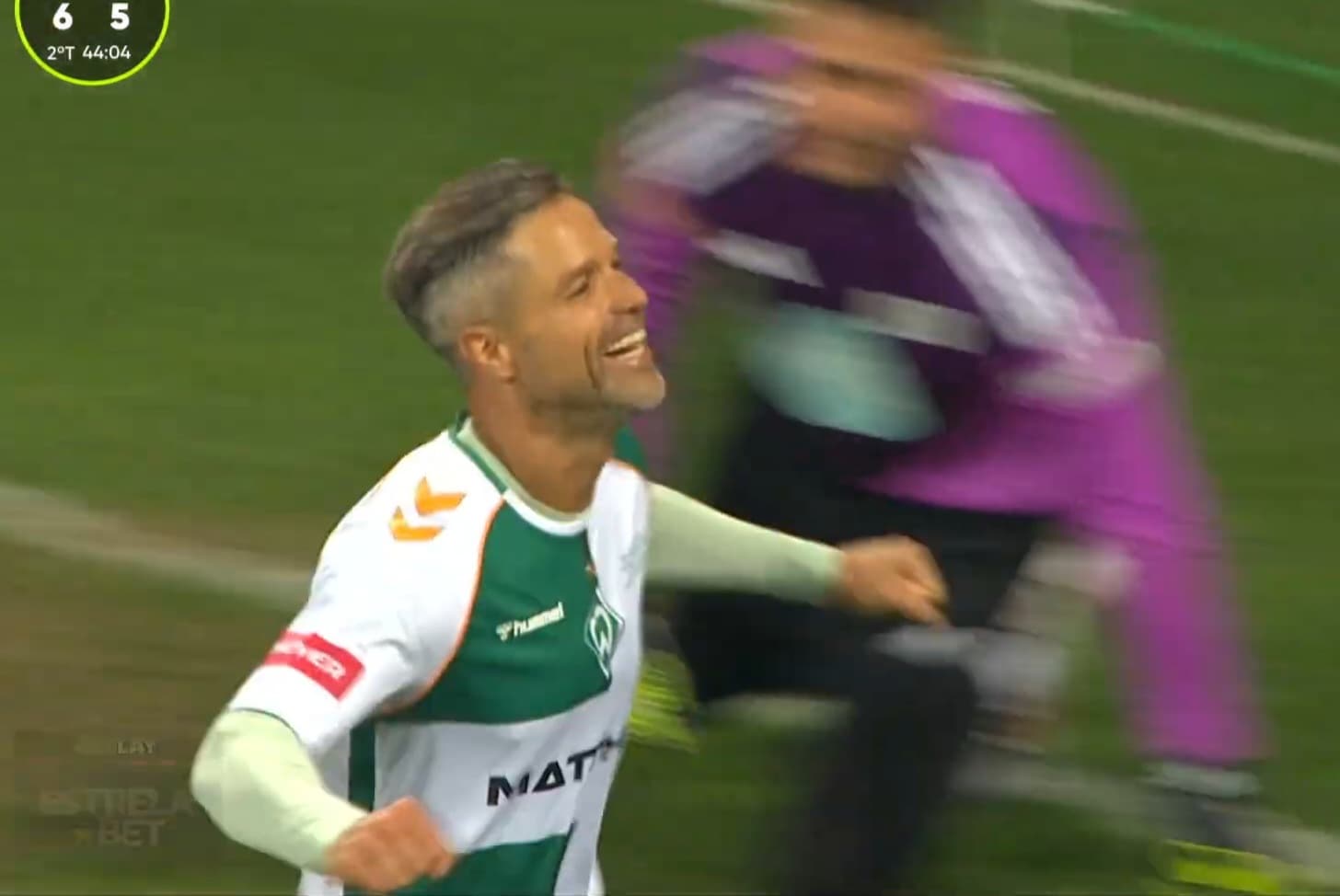 Diego Ribas comemora gol pelo Werder Bremen
