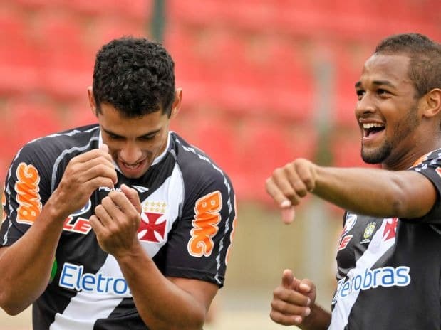 Diego Souza e Felipe Bastos em ação pelo Vasco