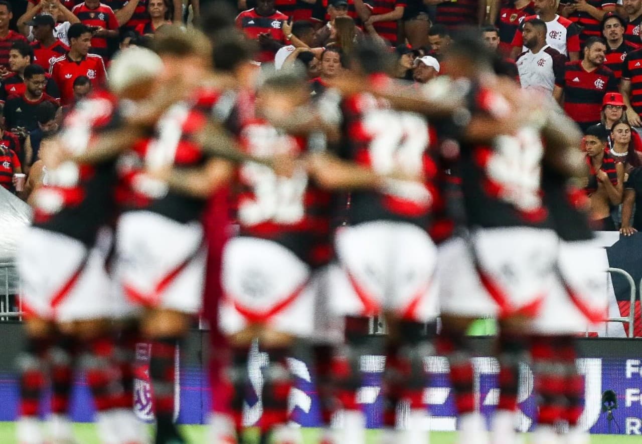 Elenco do Flamengo abraçado