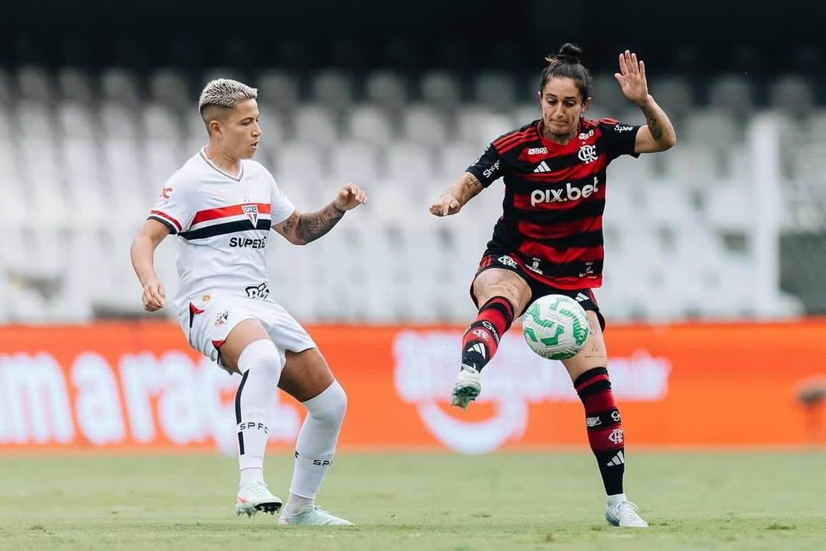 Disputa de bola entre Bia e Fernanda, jogadoras de São Paulo e Flamengo