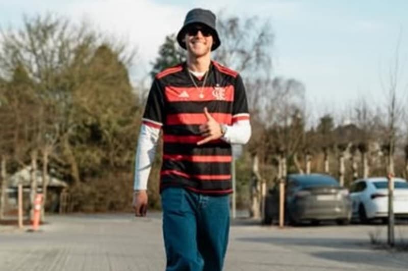Beijmo posa para foto fazendo sinal positivo enquanto veste camisa do Flamengo
