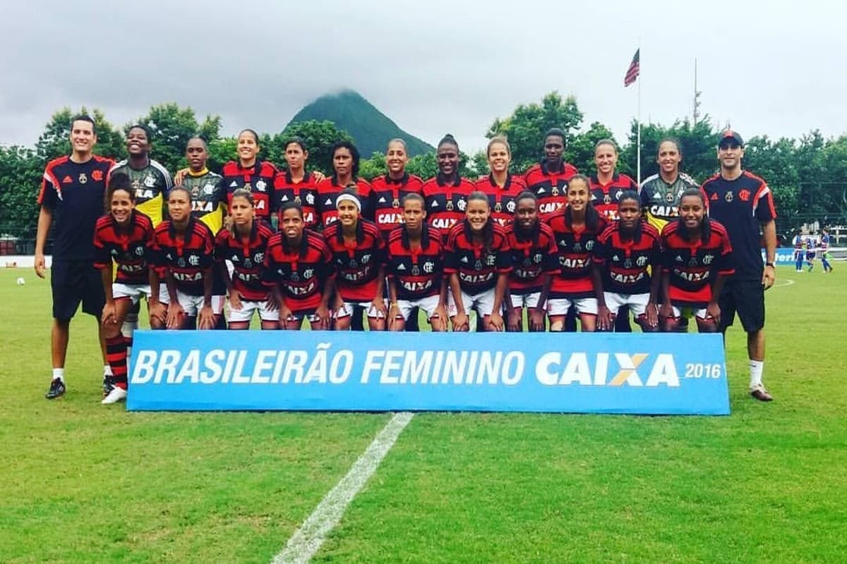 O time feminino campeão de 2016 posa para a tradicional foto da partida