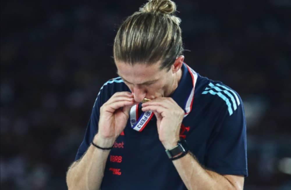 filipe luís beija medalha flamengo