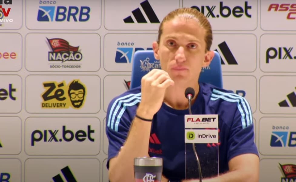 filipe luís dá entrevista no maracanã
