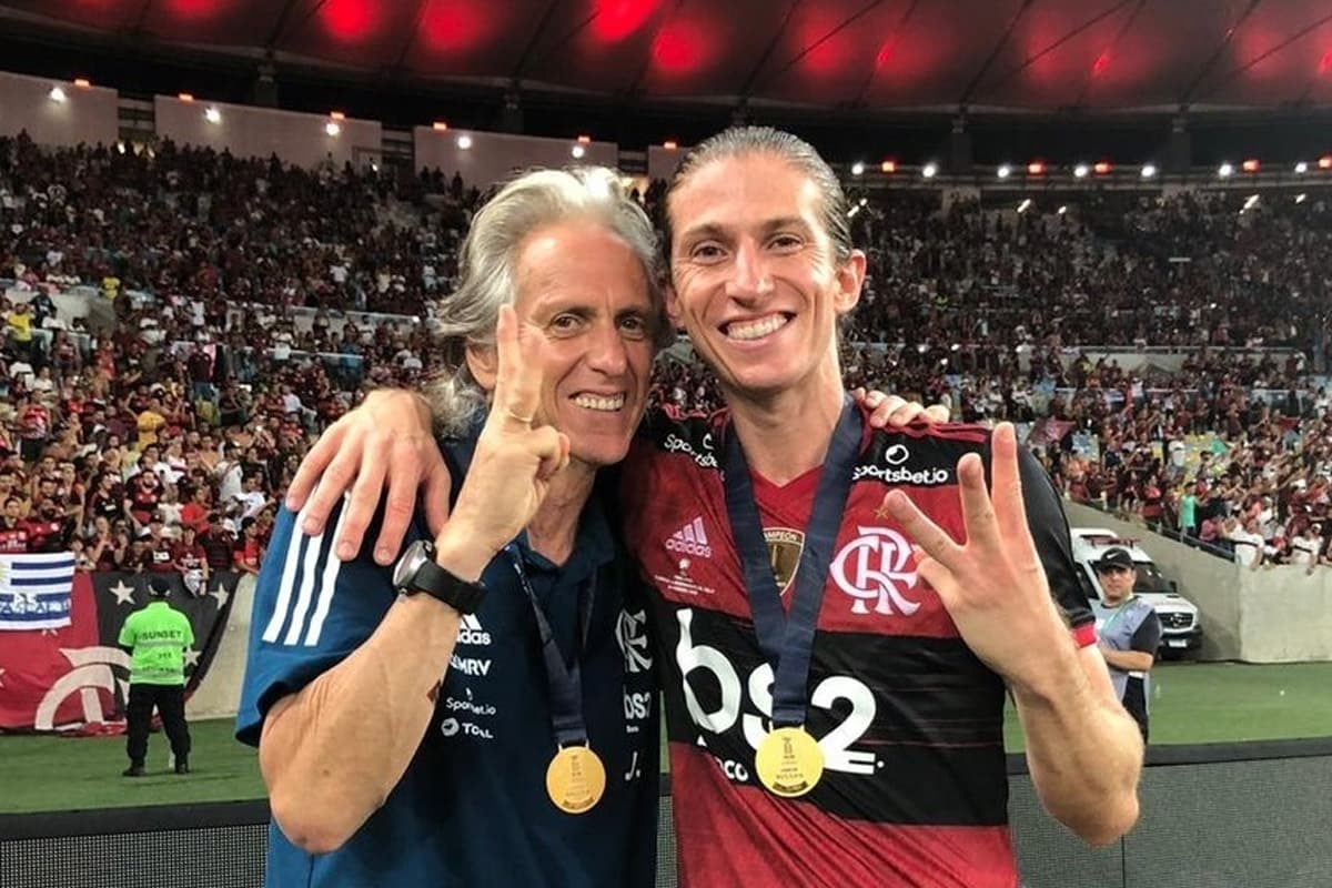 Filipe Luís ao lado de Jorge Jesus durante a conquista da Recopa em 2020