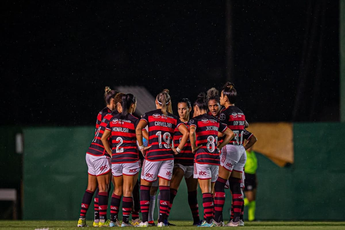 Time feminino reunido no gramado