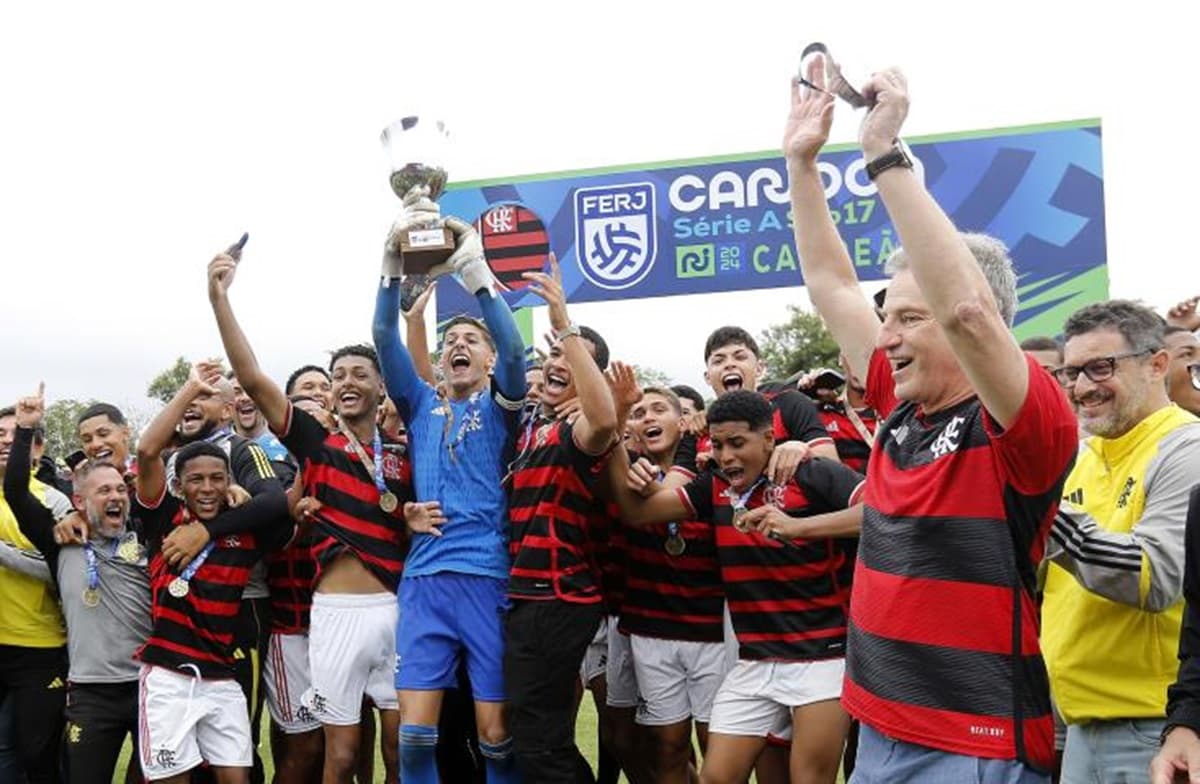 Jogadores do Flamengo comemoram título do Carioca Sub-17