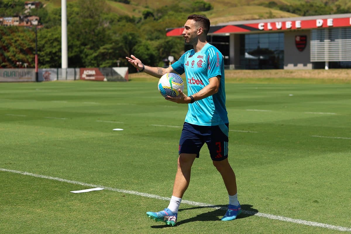 Léo Ortiz brinca durante treinamento do Flamengo
