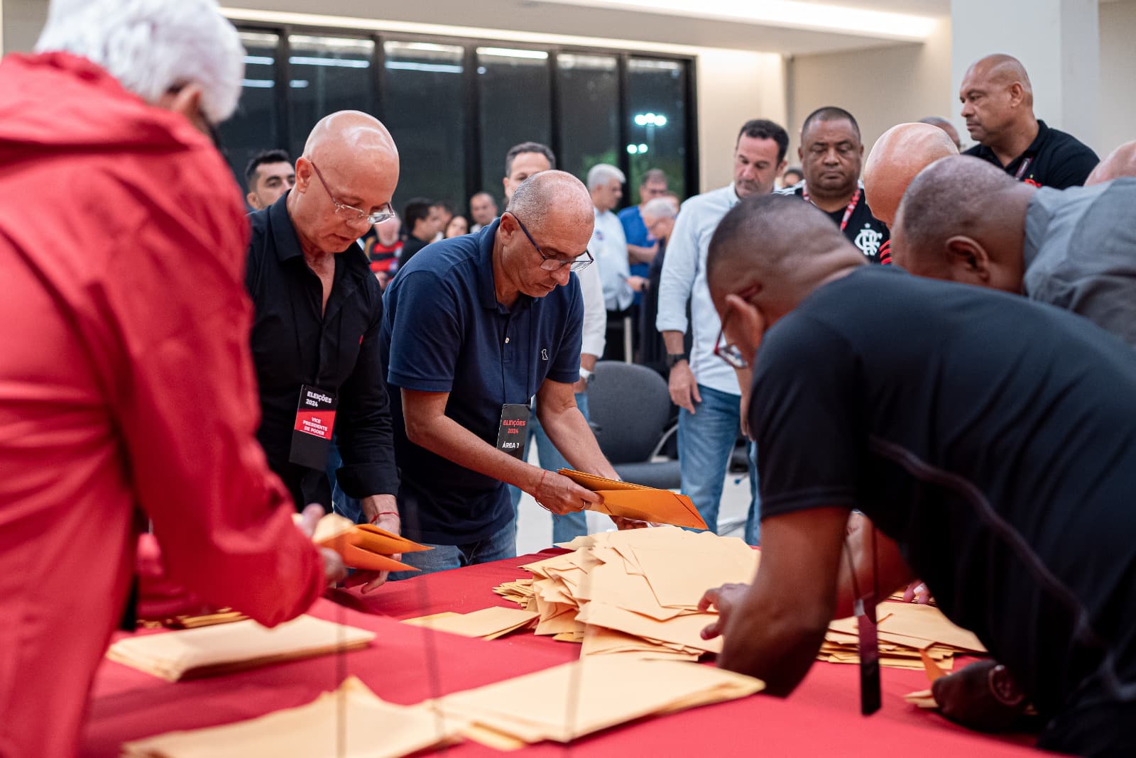 Conselheiros do Flamengo abrem as cédulas de votação para iniciar contagem