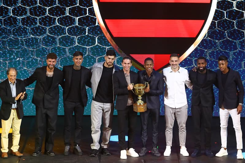Da esquerda para a direita: Léo Pereira, Pulgar, Rossi, Filipe Luís, Wallace Yan, Léo Ortiz, Gerson e Bruno Henrique posam para foto na premiação do Carioca 2025