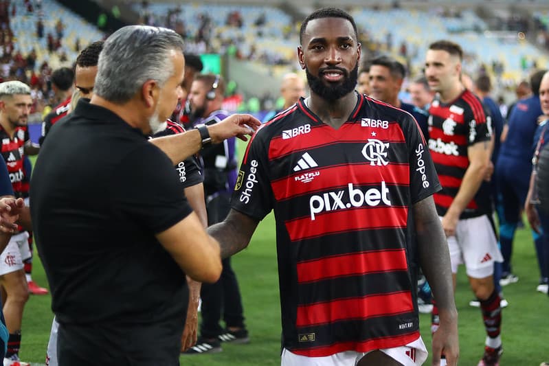 José Boto cumprimenta Gerson após título carioca do Flamengo