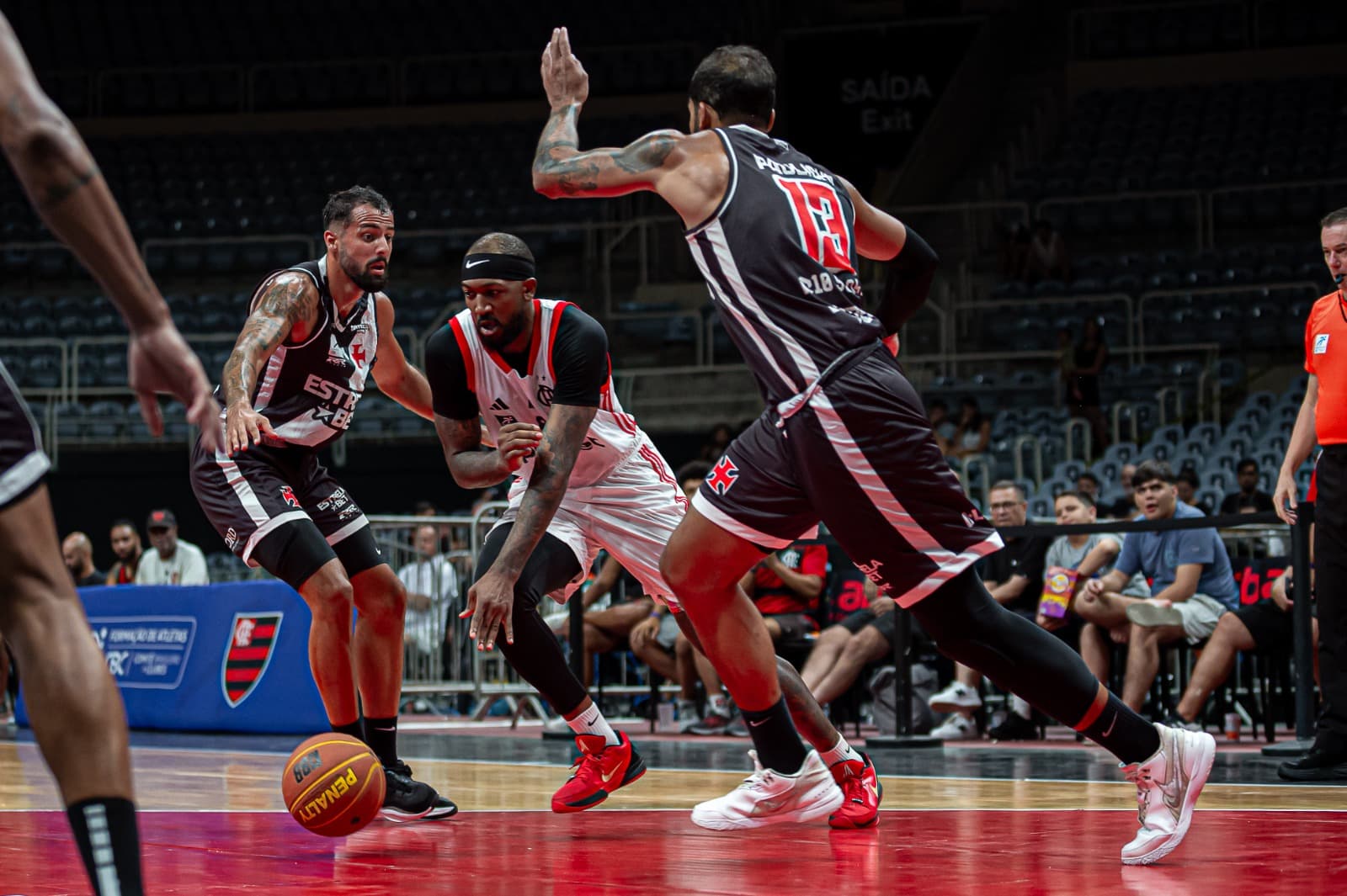 Jordan Willians passa entre marcadores do Vasco