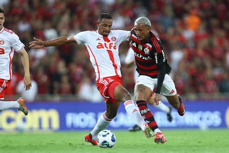 Wesley passa por Fernando em Flamengo x Internacional